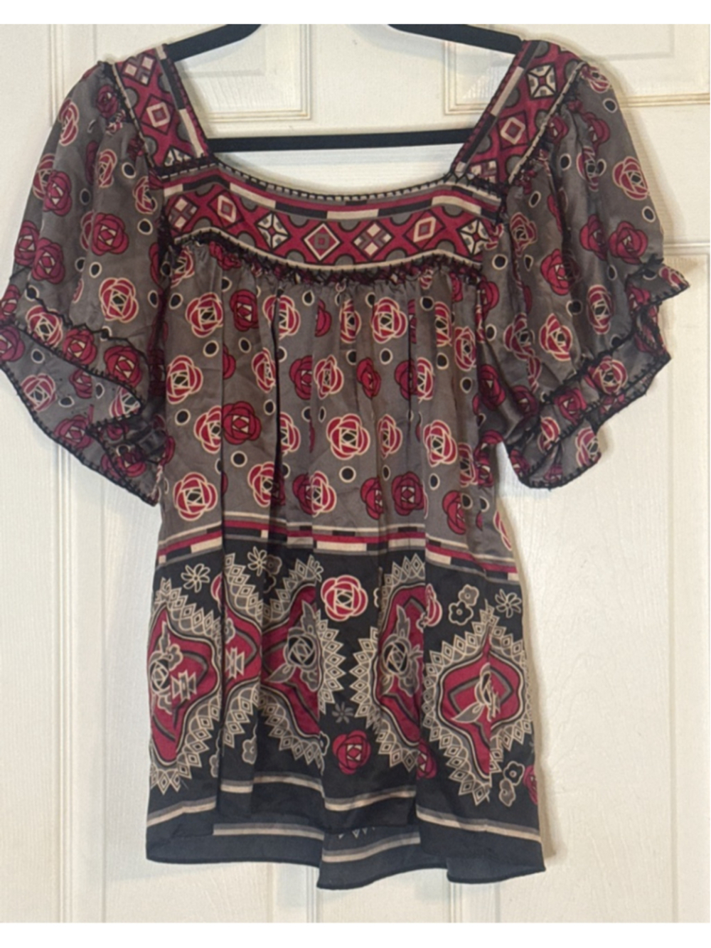eci New York Gray & Red Patterned Blouse Size 6 - Picture 3 of 4
